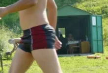 homem de sunga aparecendo o pinto