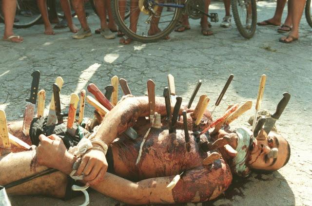 Homem encontrado morto com o corpo coberto de facas: justiça ou horror?