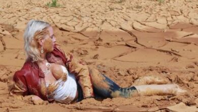 garotas banhadas em lama