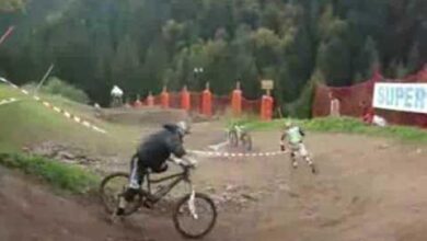 Bicicleta surpreende ao continuar corrida sozinha, saltando obstáculos como uma profissional!
