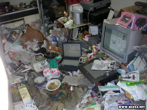 Entre o monitor e o monitor extra: restos de comida, embalagens e sonhos molhados de refrigerante Entre o monitor e o monitor extra: restos de comida, embalagens e sonhos molhados de refrigerante