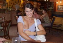 mulheres se exibindo em restaurante 1