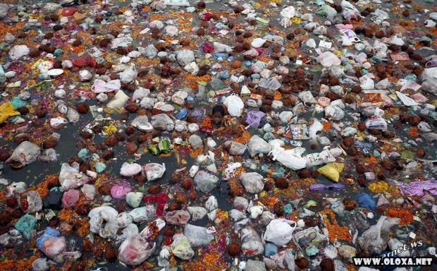 Rituais sagrados e sacolas boiando: quando a fé mergulha no esgoto