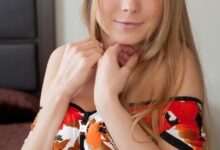 Mia Rylsky arreganhando a buceta no sofa 1