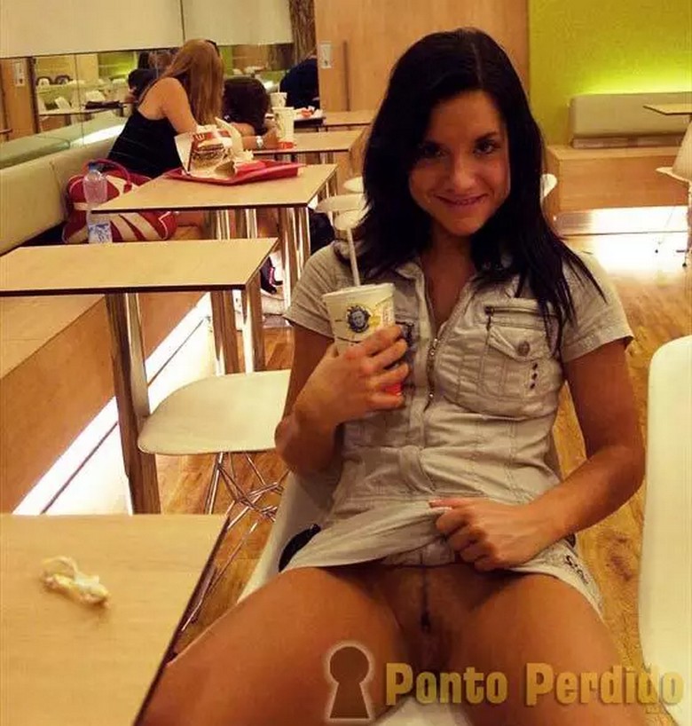 Sem Calcinha e Sem Vergonha – Elas Se Mostram em Publico 131