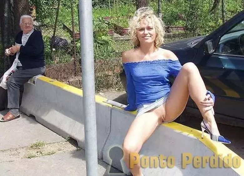 Sem Calcinha e Sem Vergonha – Elas Se Mostram em Publico 17