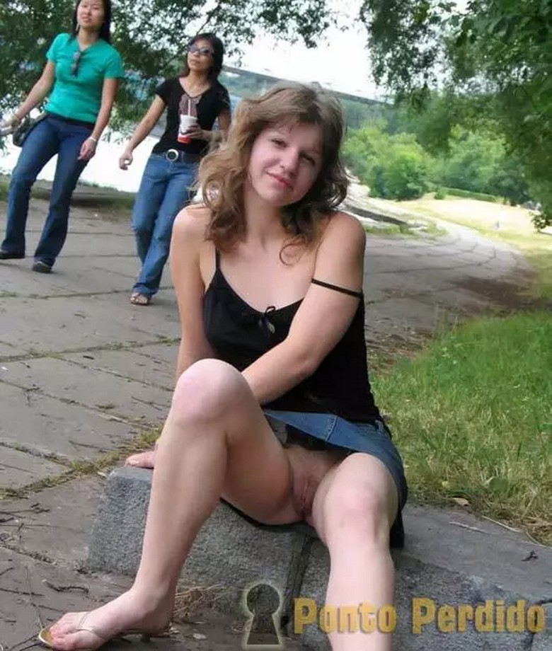 Sem Calcinha e Sem Vergonha – Elas Se Mostram em Publico 27