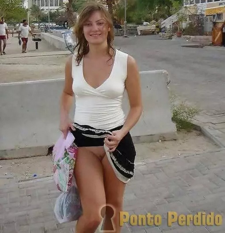 Sem Calcinha e Sem Vergonha – Elas Se Mostram em Publico 38