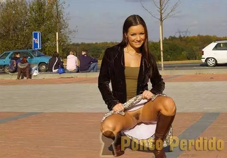 Sem Calcinha e Sem Vergonha – Elas Se Mostram em Publico 4