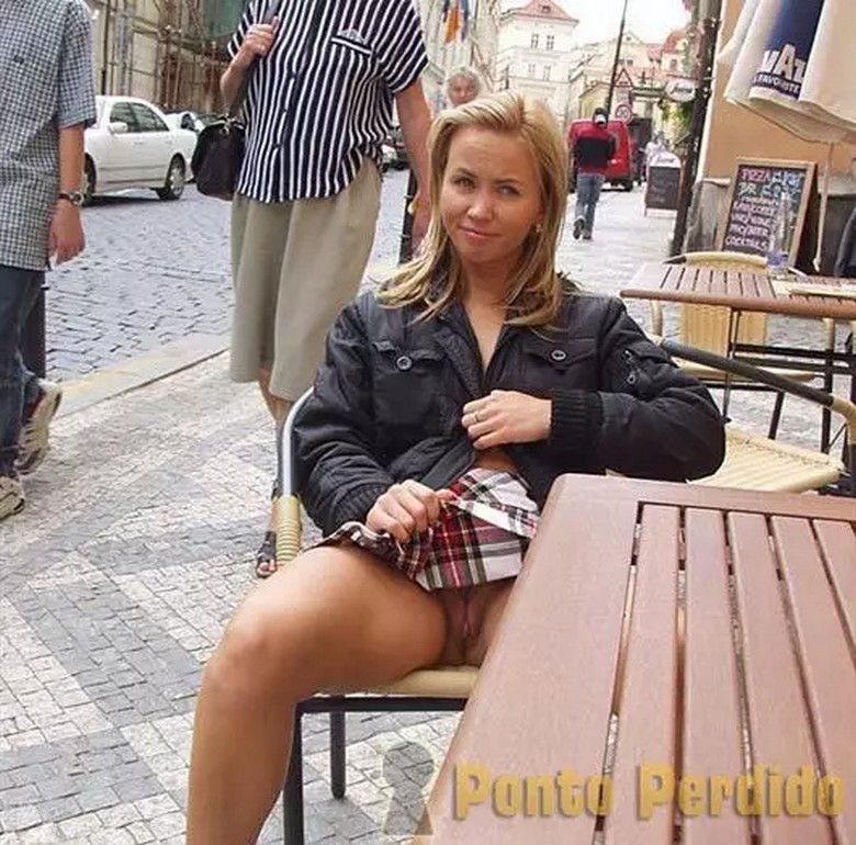 Sem Calcinha e Sem Vergonha – Elas Se Mostram em Publico 59