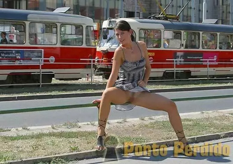Sem Calcinha e Sem Vergonha – Elas Se Mostram em Publico 86