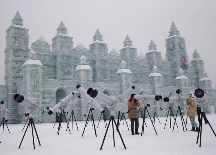 Castelos de gelo gigantes, luzes coloridas e um frio que só aumenta a beleza
