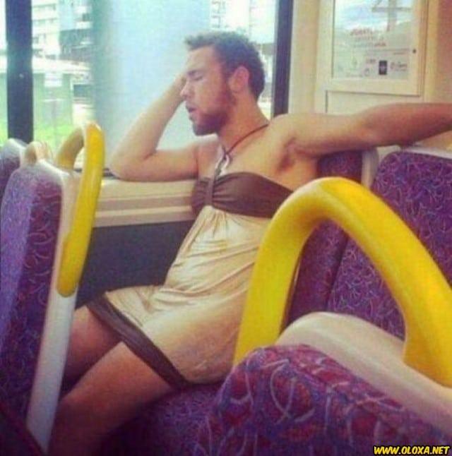 Um porre épico, uma pose indecente e zero memória no dia seguinte