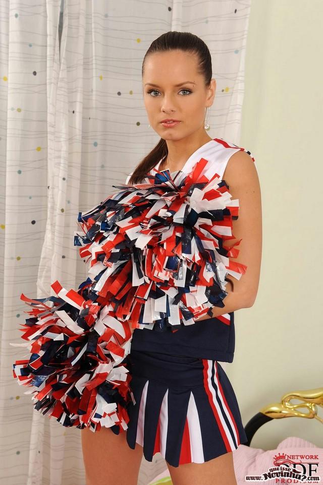 Karen de mini saia, calcinha sumindo e cara de putinha