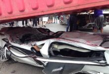 Motorista e passageiro saem vivos apos serem esmagados por um container 1