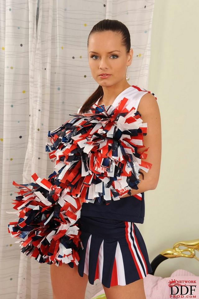 Líder de torcida com a bucetinha no comando