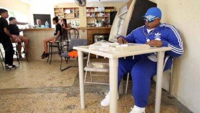 Defunto e velado em bar sentado jogando domino 1