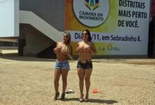 Mulheres fazem topless em protesto em Brasilia