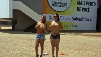 Mulheres fazem topless em protesto em Brasilia