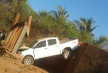 Prefeito cai de ponte que prometeu terminar mas nao terminou