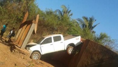 Prefeito cai de ponte que prometeu terminar mas nao terminou