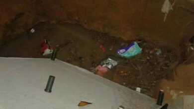 Casal cai em fossa que se abriu em quarto enquanto dormiam