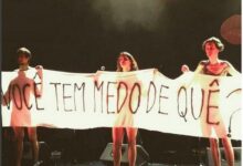 Nudez no palco Cantora Barbara Eugenia tira a roupa em Sao Paulo 2