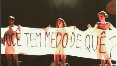 Nudez no palco Cantora Barbara Eugenia tira a roupa em Sao Paulo 2