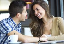 mulher olhando para homem