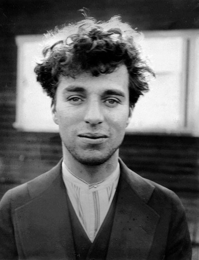 Fotos históricas que todo mundo devia ver 20 10. Charlie Chaplin a los 27 1916