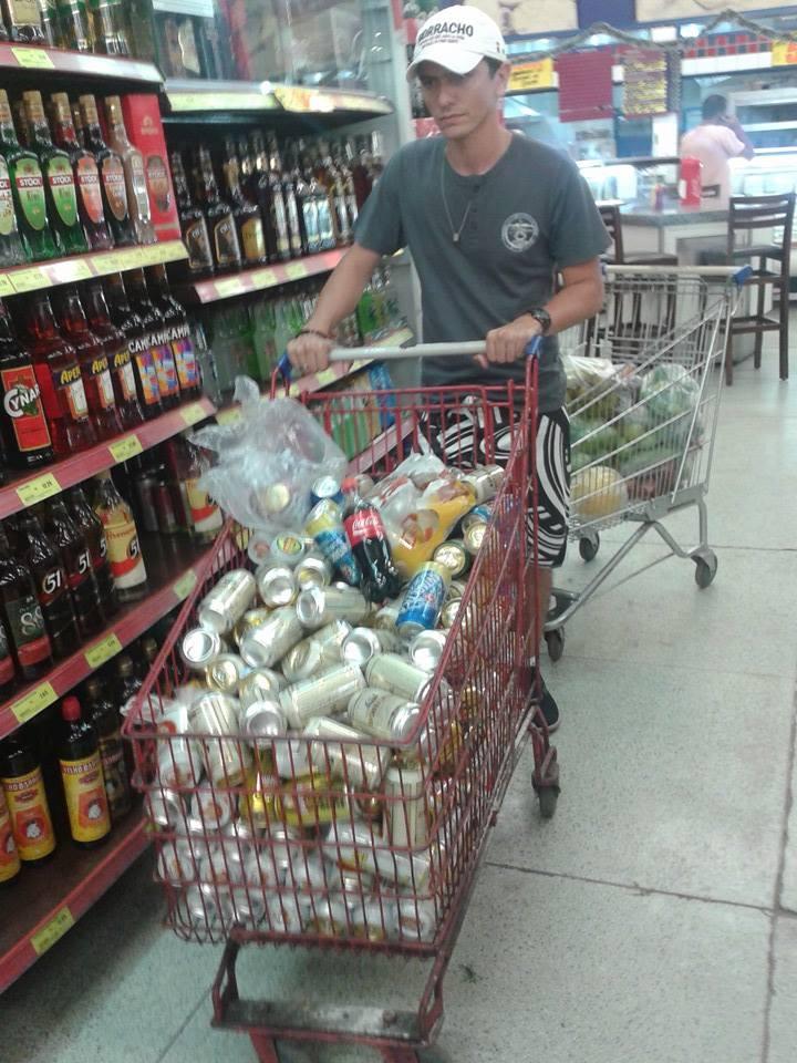 Sim, amor. A coca tá aí. Pode sentar, comer e parar de me ameaçar com o rodo.