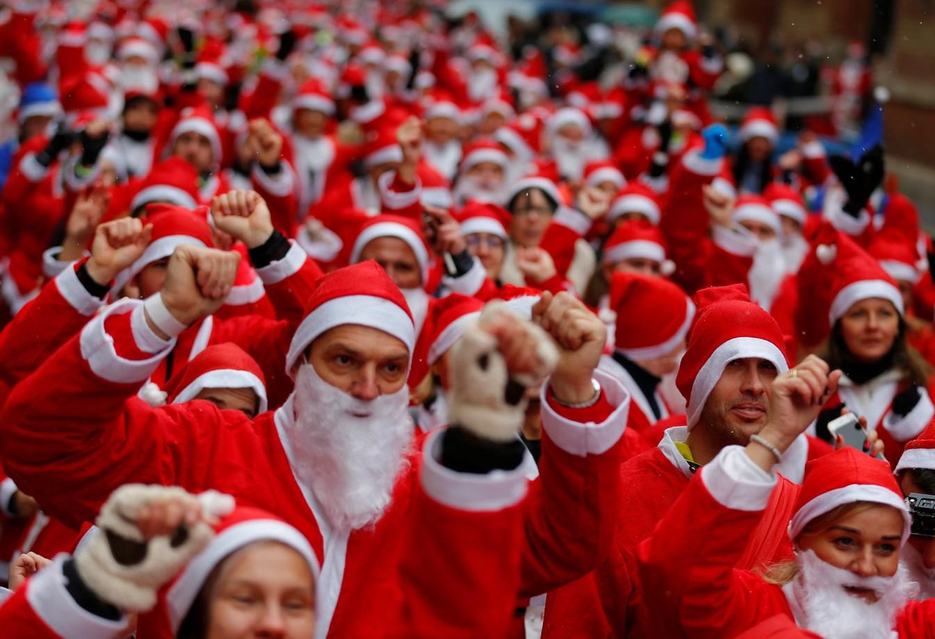 Para celebrar o natal, la na Hungria fizeram a corrida de Papais Noéis 13 1 noticias doidas papai noel