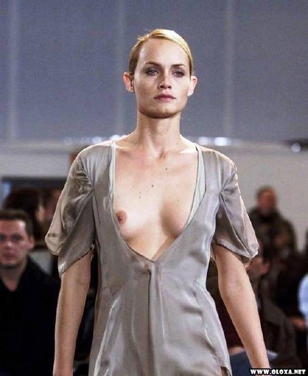 1 passarela lugar perfeito para mostrar os peitos 10