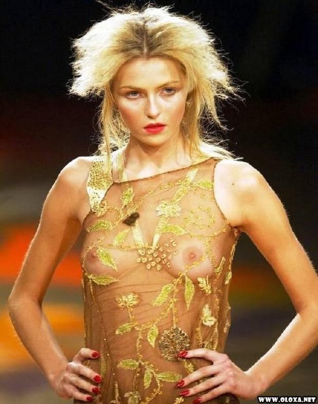 1 passarela lugar perfeito para mostrar os peitos 12