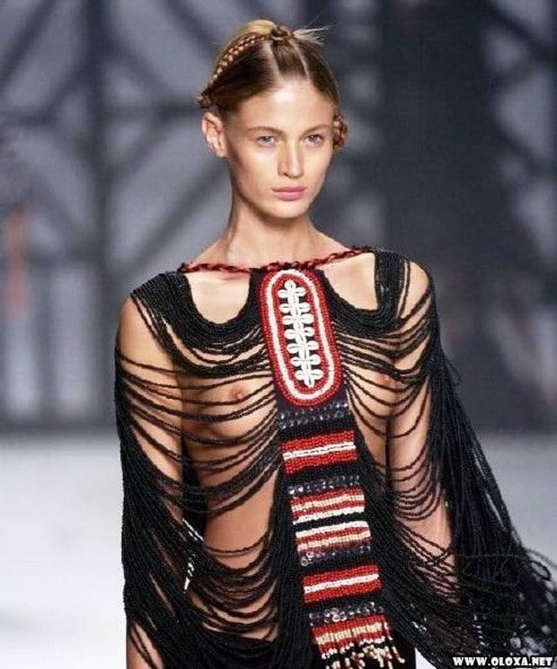 1 passarela lugar perfeito para mostrar os peitos 14