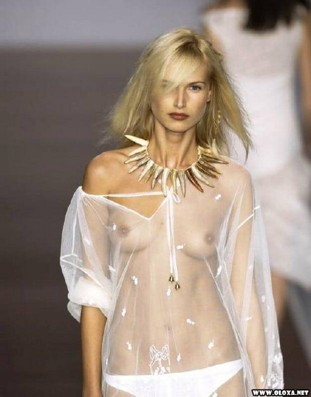 1 passarela lugar perfeito para mostrar os peitos 16