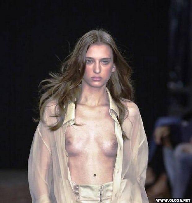 1 passarela lugar perfeito para mostrar os peitos 18