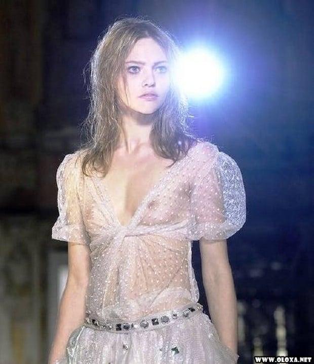 1 passarela lugar perfeito para mostrar os peitos 19