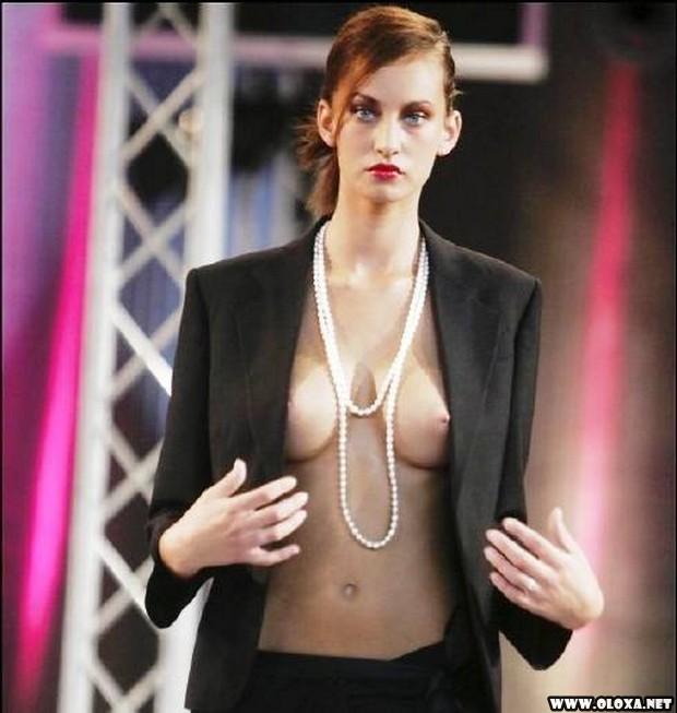 1 passarela lugar perfeito para mostrar os peitos 2