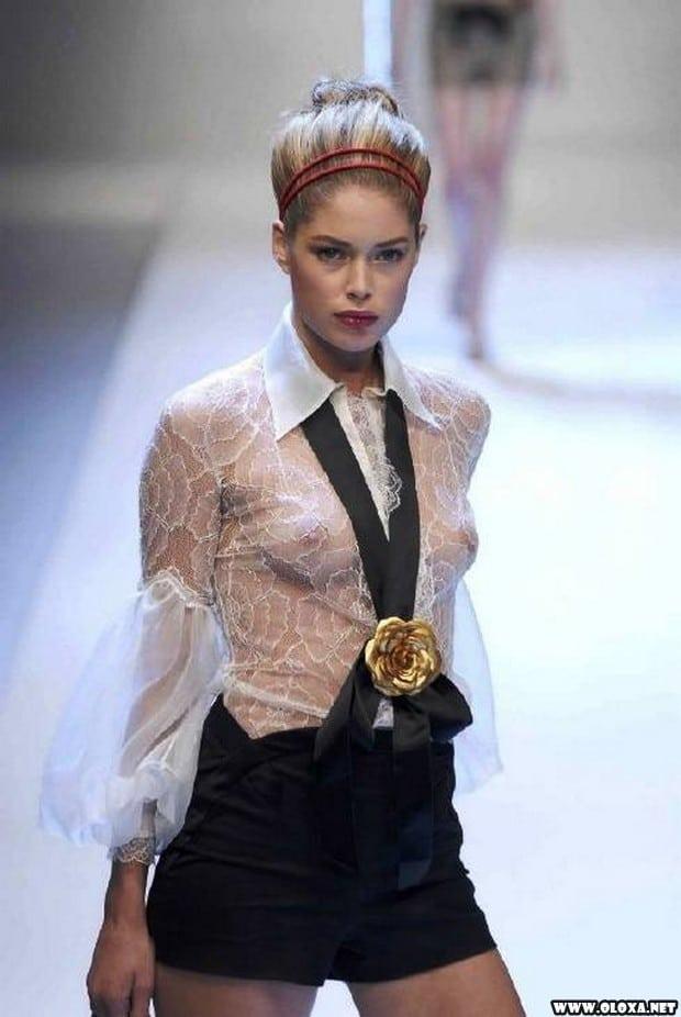 1 passarela lugar perfeito para mostrar os peitos 20