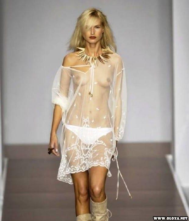 1 passarela lugar perfeito para mostrar os peitos 21