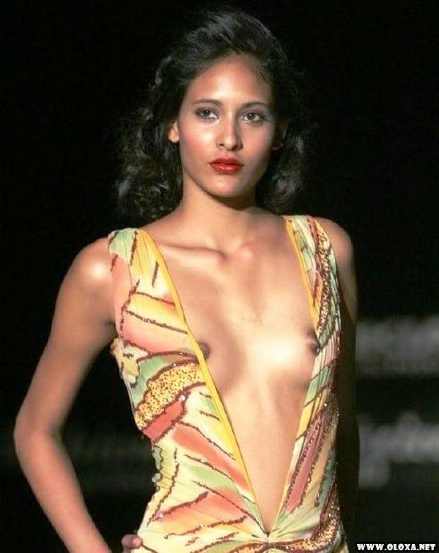 1 passarela lugar perfeito para mostrar os peitos 27