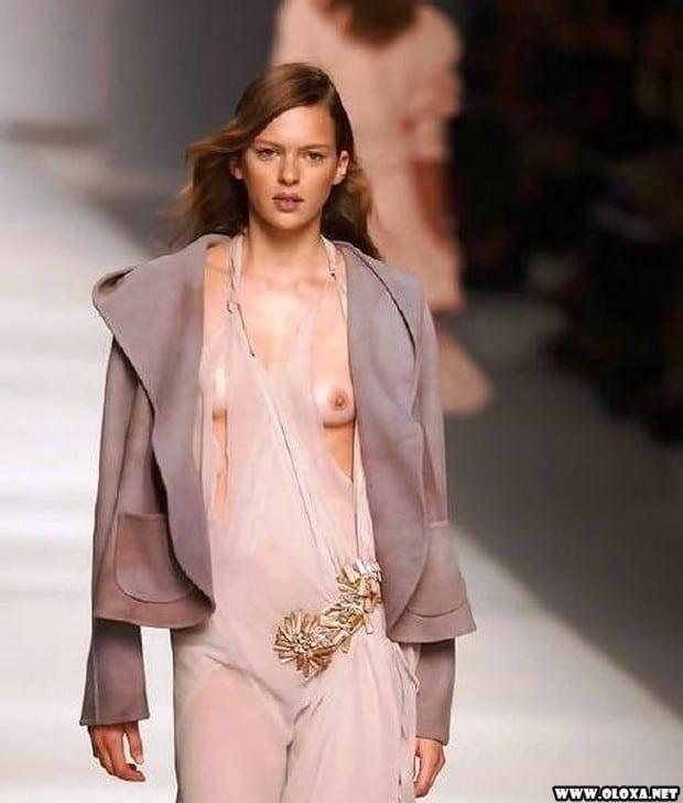 1 passarela lugar perfeito para mostrar os peitos 29