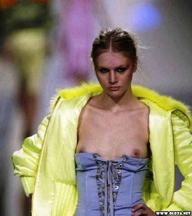 1 passarela lugar perfeito para mostrar os peitos 4