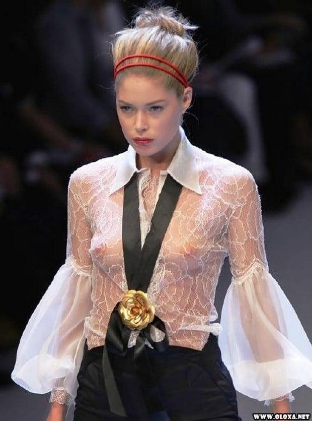 1 passarela lugar perfeito para mostrar os peitos 5