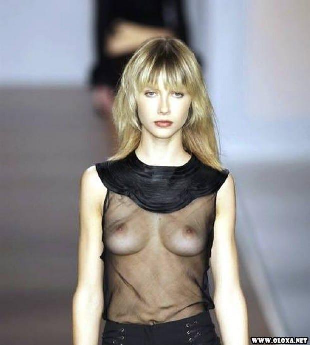 1 passarela lugar perfeito para mostrar os peitos 7