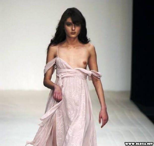 1 passarela lugar perfeito para mostrar os peitos 8