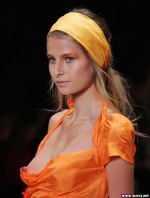 1 passarela lugar perfeito para mostrar os peitos 9