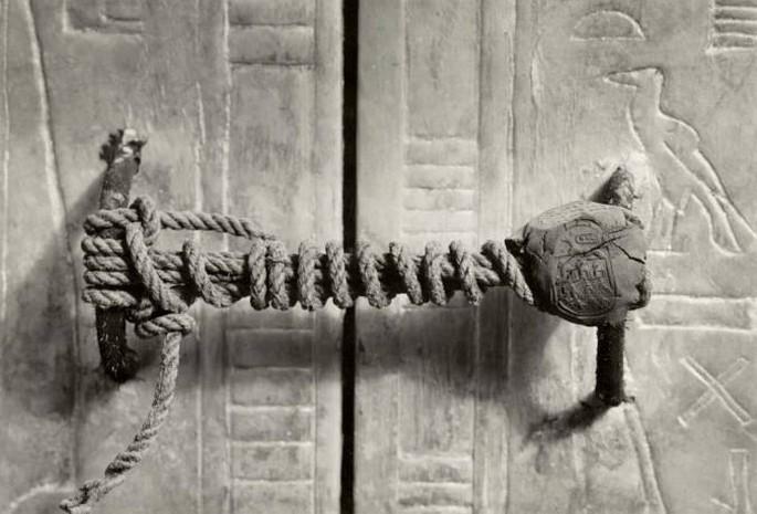 Fotos históricas que todo mundo devia ver 29 20. El sarcofago de Tutankhamon con su candado completo