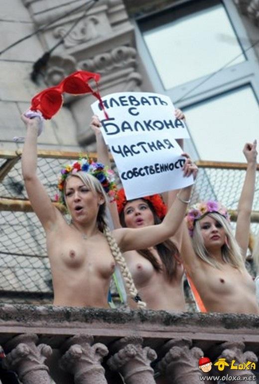 235_242-topless-afp1